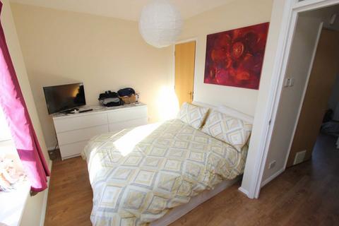3 bedroom flat to rent, Roding Mews, London E1W