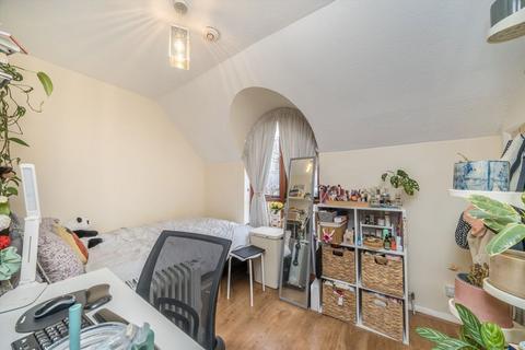 3 bedroom flat to rent, Roding Mews, London E1W