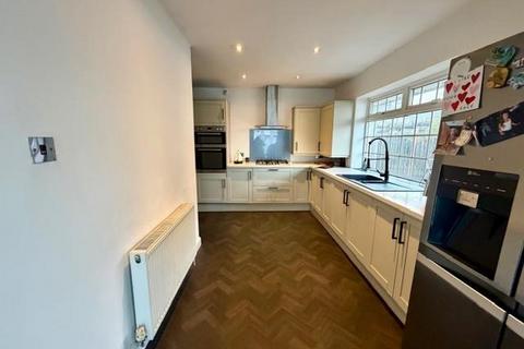 2 bedroom semi-detached bungalow to rent, Beacon Road, Bradford BD6