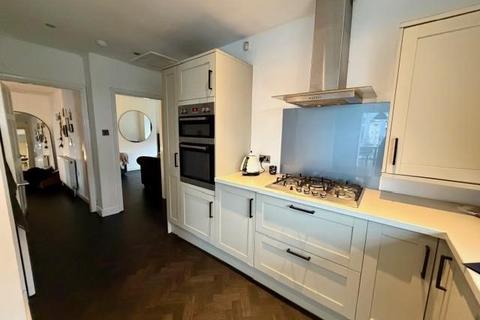 2 bedroom semi-detached bungalow to rent, Beacon Road, Bradford BD6