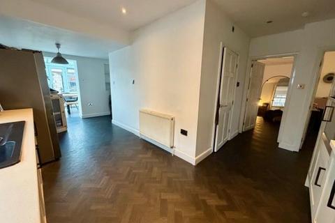 2 bedroom semi-detached bungalow to rent, Beacon Road, Bradford BD6