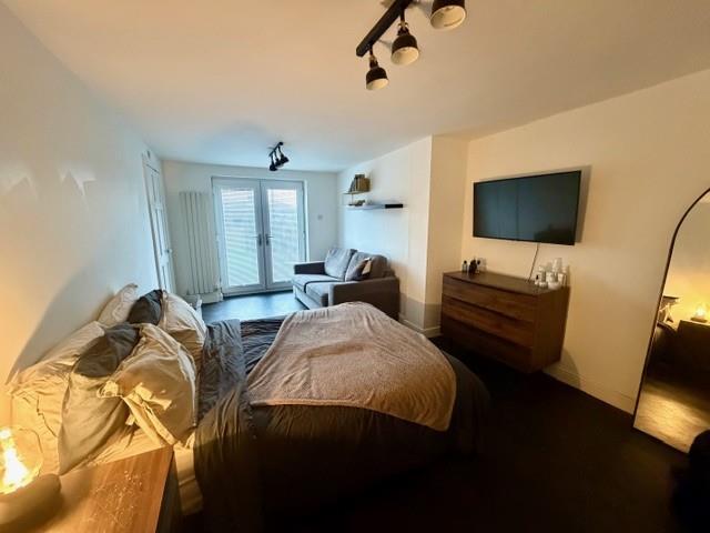 Bed 1.jpg