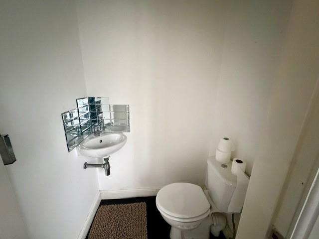 Ensuite Toilet.jpg