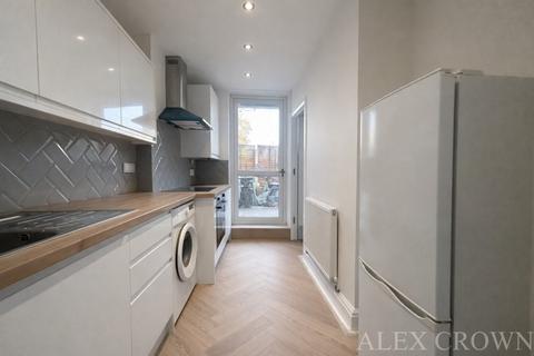 4 bedroom terraced house to rent, Davis Street, Plaistow