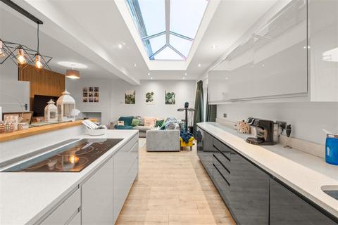 4 bedroom semi-detached house for sale, Overton Crescent, Sale
