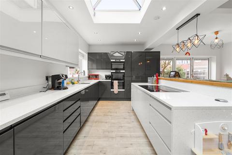 4 bedroom semi-detached house for sale, Overton Crescent, Sale