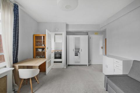 Studio to rent, University Street, London WC1E