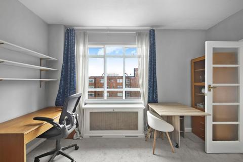 Studio to rent, University Street, London WC1E