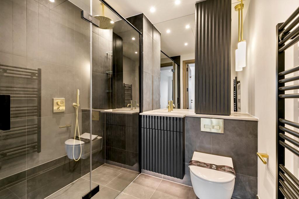 En-Suite Bathroom