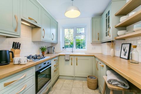 2 bedroom flat to rent, West Hill, London