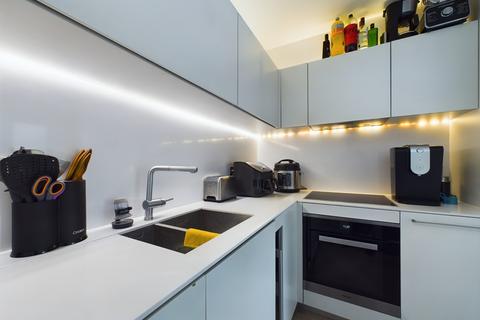 1 bedroom flat for sale, Chatsworth House, Duchess Walk, London