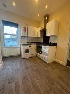 3 bedroom flat to rent, Maple Road, London, SE20