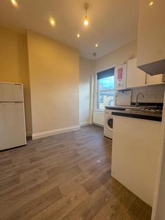 3 bedroom flat to rent, Maple Road, London, SE20