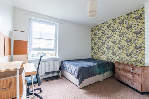 2 bedroom flat to rent, 2415L Loganlea Road, Edinburgh, EH7 6NN