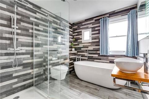 3 bedroom flat to rent, Granville House, London SW2