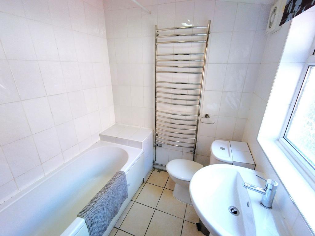 Bright, well-maintained bathroom with a full ba...