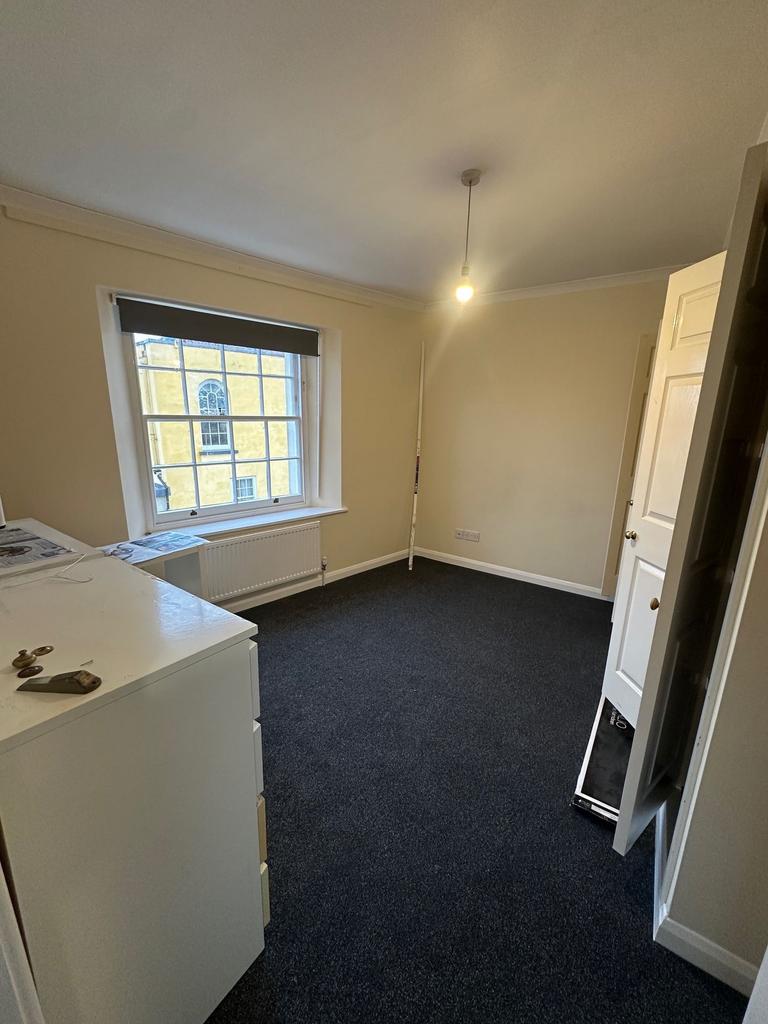 Bright, neutral single bedroom with a large sas...