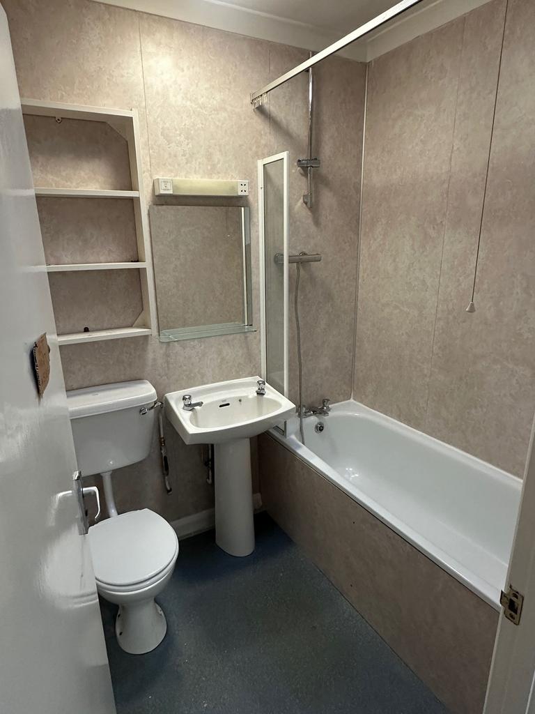 Neat three-piece bathroom with a bathtub and ov...