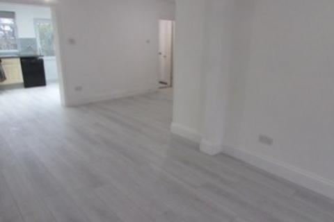 3 bedroom bungalow to rent, 8 Merlin Road, Romford