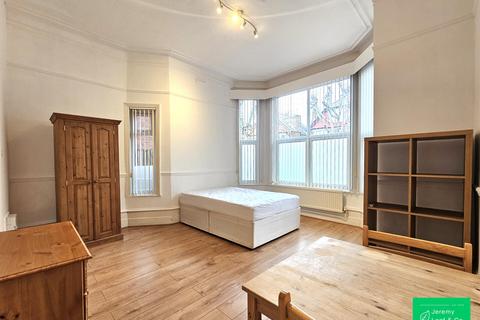 Studio to rent, Princes Avenue, London