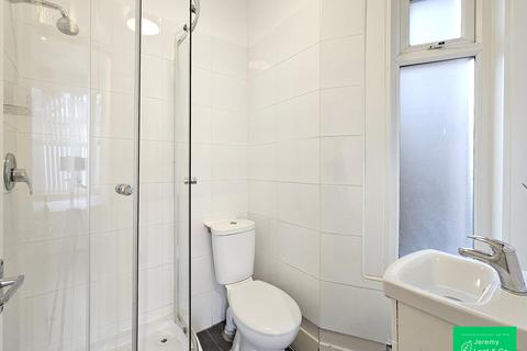 Studio to rent, Princes Avenue, London