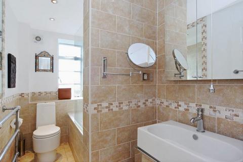 1 bedroom flat to rent, Winchester Court, London W8
