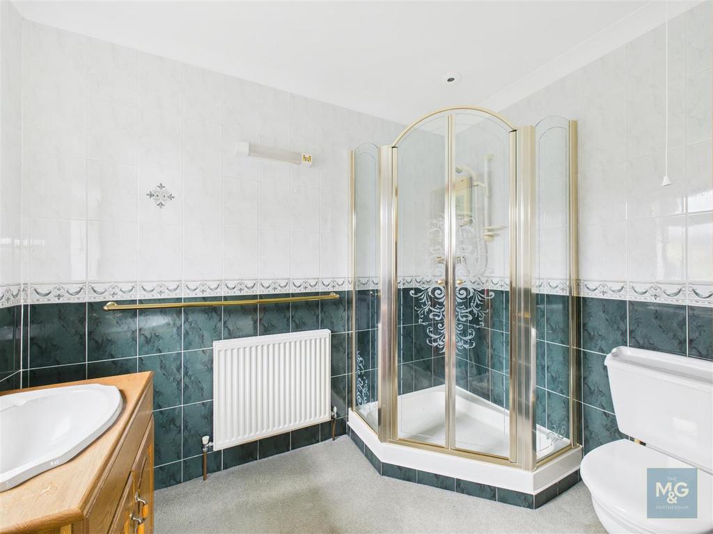En suite shower