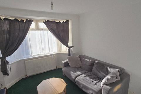 2 bedroom semi-detached house to rent, Byward Avenue, Feltham TW14