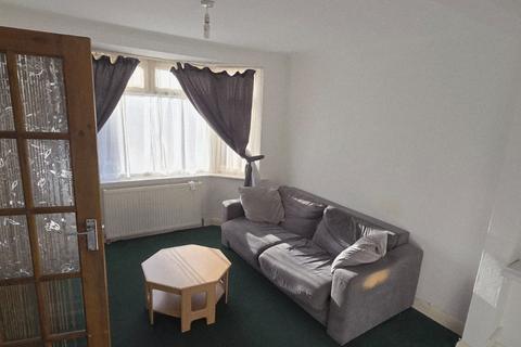 2 bedroom semi-detached house to rent, Byward Avenue, Feltham TW14