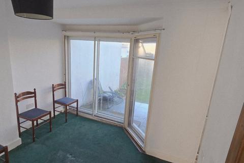 2 bedroom semi-detached house to rent, Byward Avenue, Feltham TW14