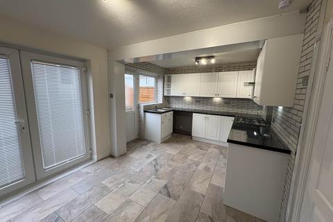 3 bedroom townhouse to rent, Bransdale Avenue, Royton