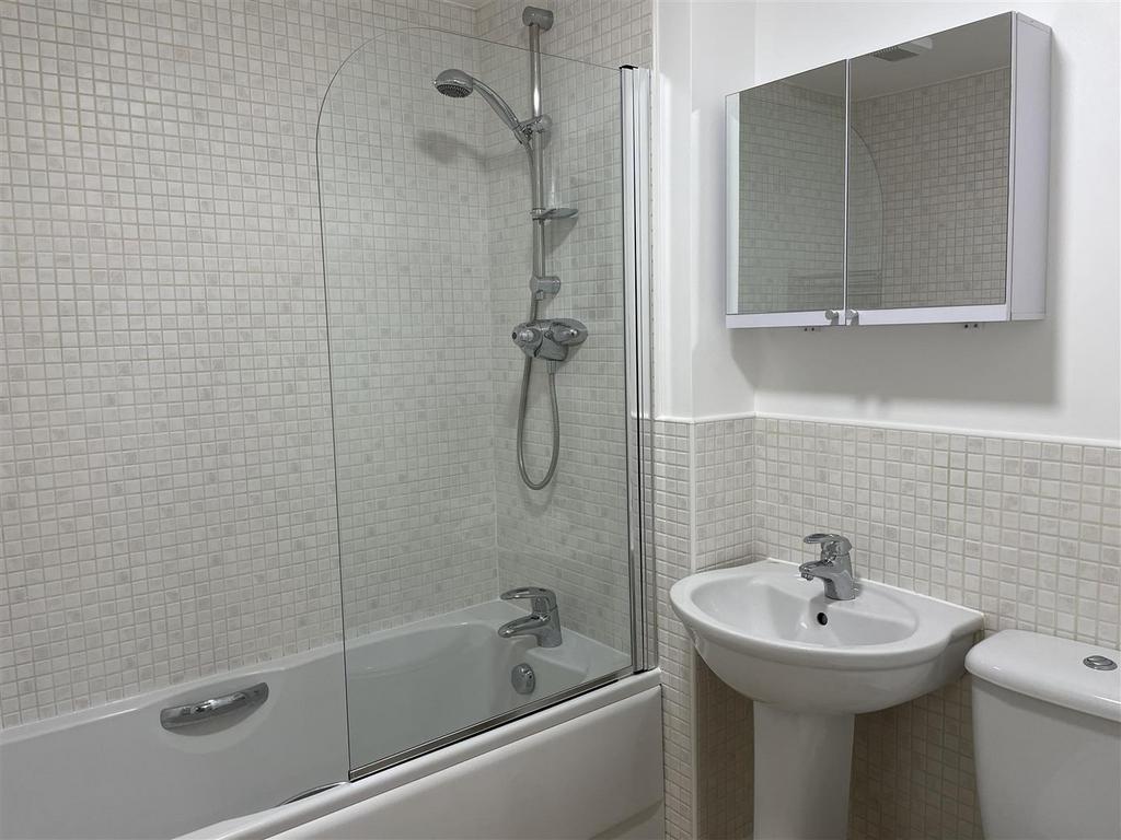 Bathroom 01.jpg