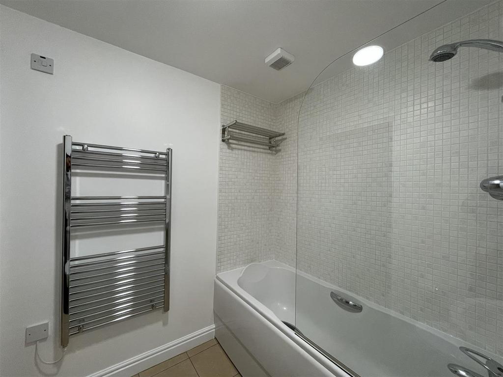 Bathroom 02.jpg