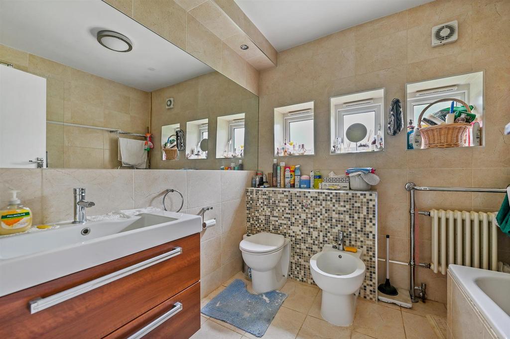 LR - 2 Mackellar House - Bathroom3.jpg .jpg