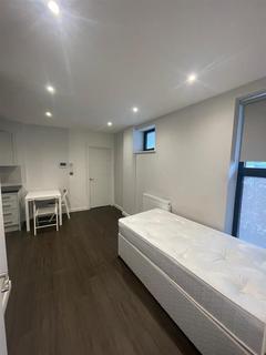Studio to rent, Hassop Road, Cricklewood, London