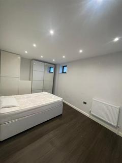 Studio to rent, Hassop Road, Cricklewood, London