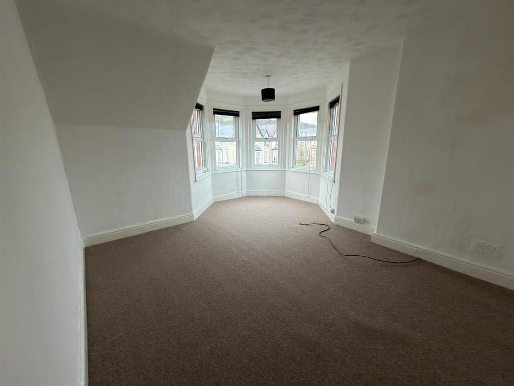 Flat 3, 57 Greenfield Rd - Living Room.jpg
