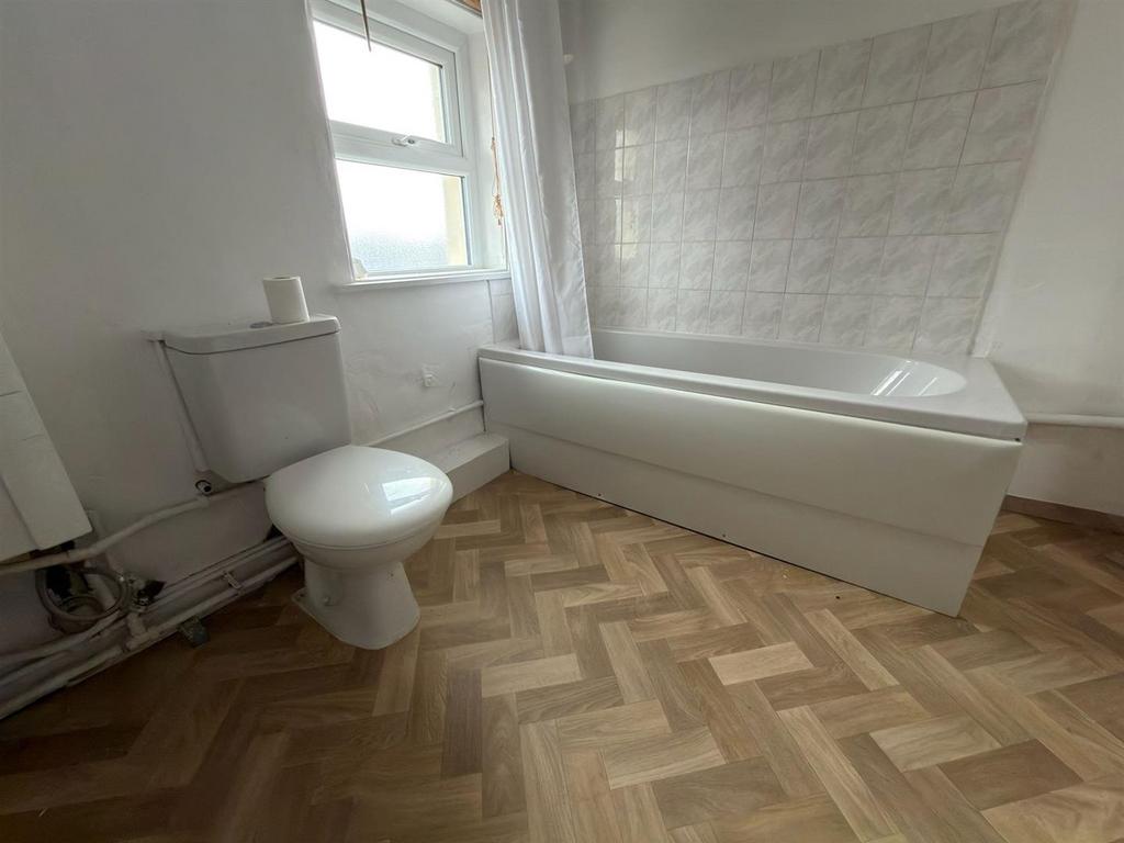 Flat 3, 57 Greenfield Rd - Bathroom 2.jpg