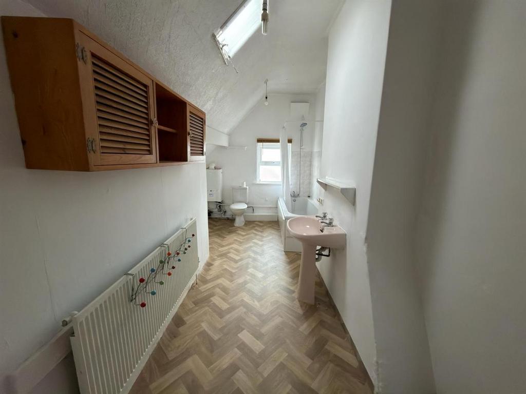Flat 3, 57 Greenfield Rd - Bathroom.jpg