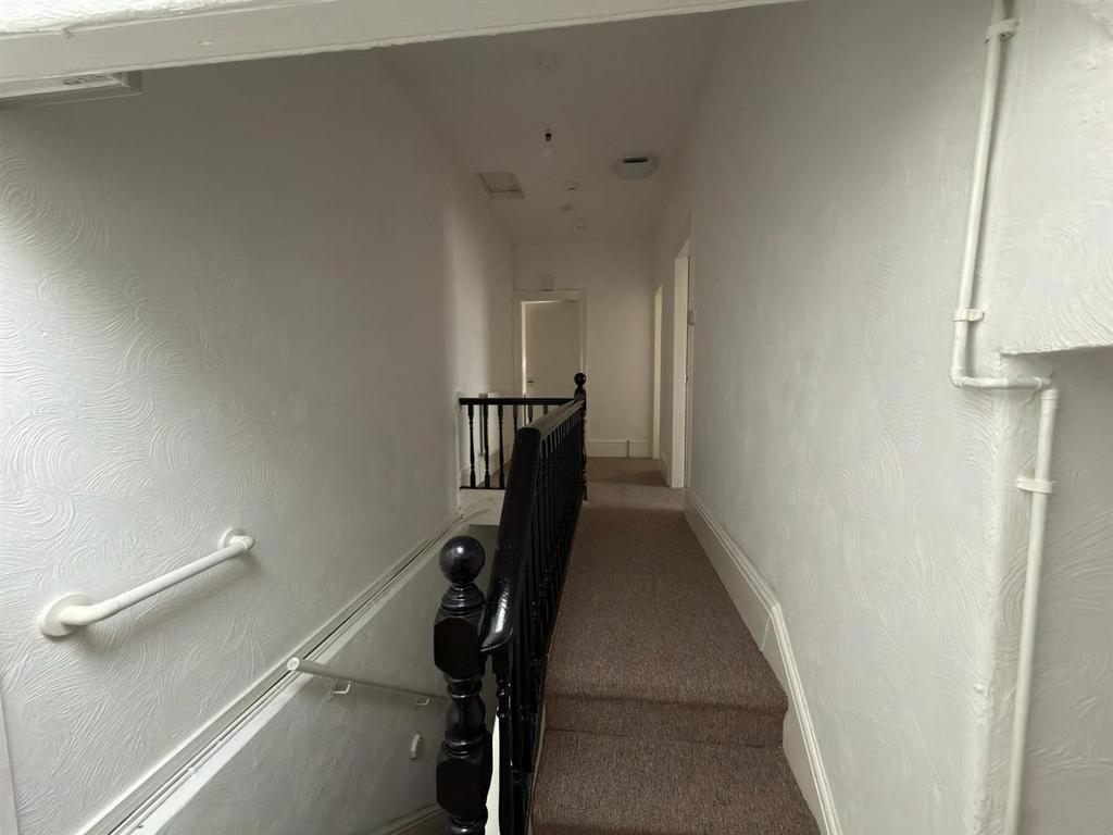 Flat 3, 57 Greenfield Rd - Hallway.jpg