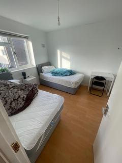 3 bedroom end of terrace house to rent, Harrow Manorway, London, SE2