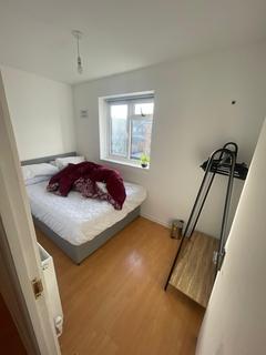 3 bedroom end of terrace house to rent, Harrow Manorway, London, SE2