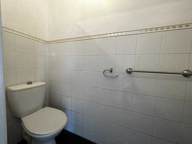 Toilet 2