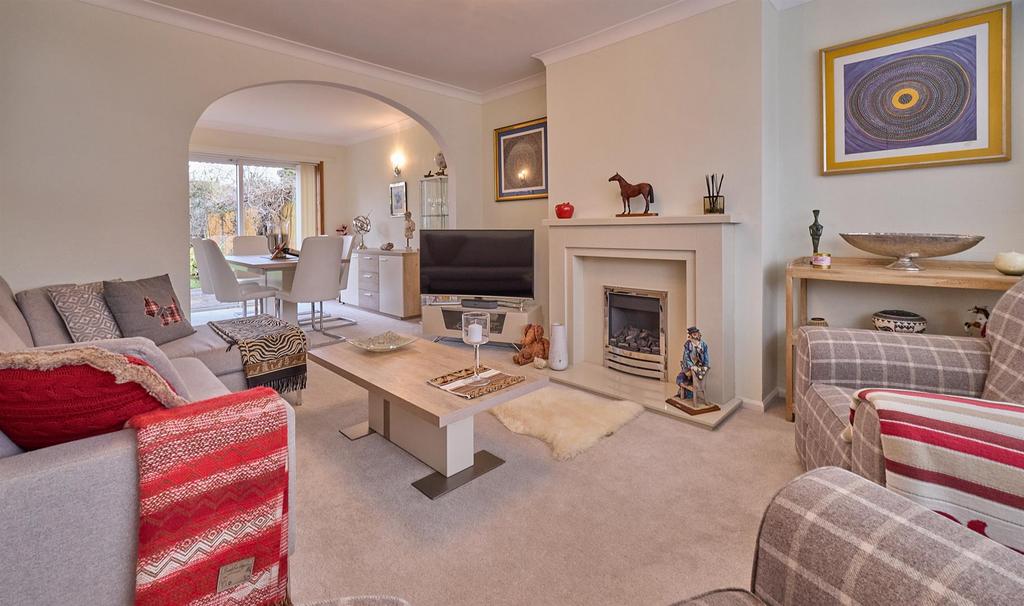 Through lounge/dining room