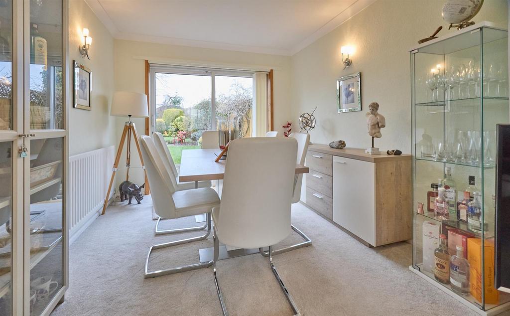 Through lounge/dining room