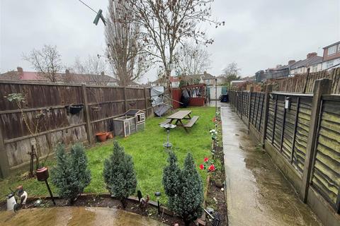 3 bedroom end of terrace house to rent, Tudor Road, Harrow