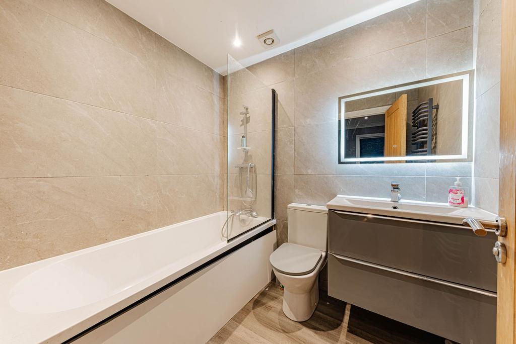 Bathroom W.C (1)