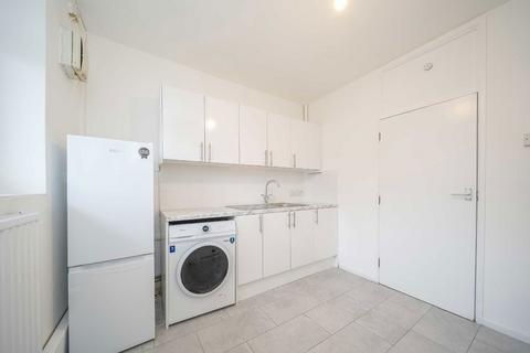 3 bedroom flat to rent, Stockwell Road, London SW9