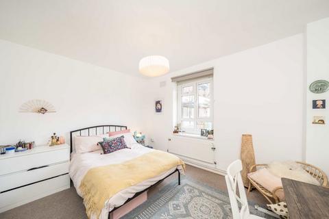 3 bedroom flat to rent, Stockwell Road, London SW9