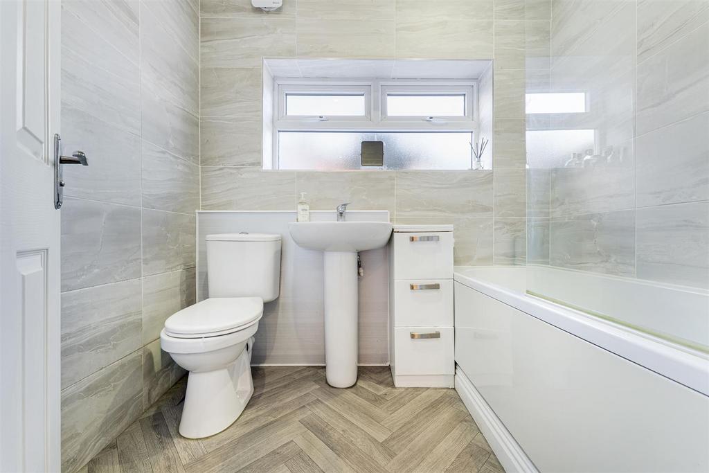 63 Albany Road bathroom.jpg